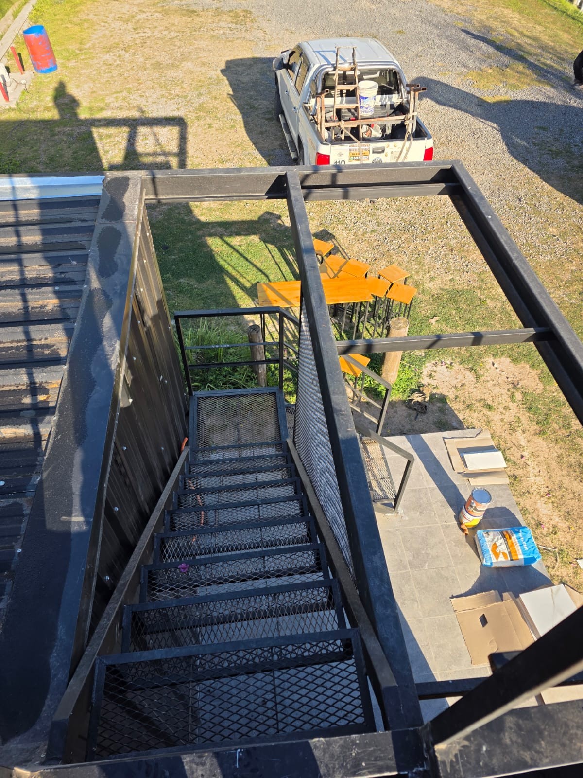 Estructura metálica y terraza — Obra terminada