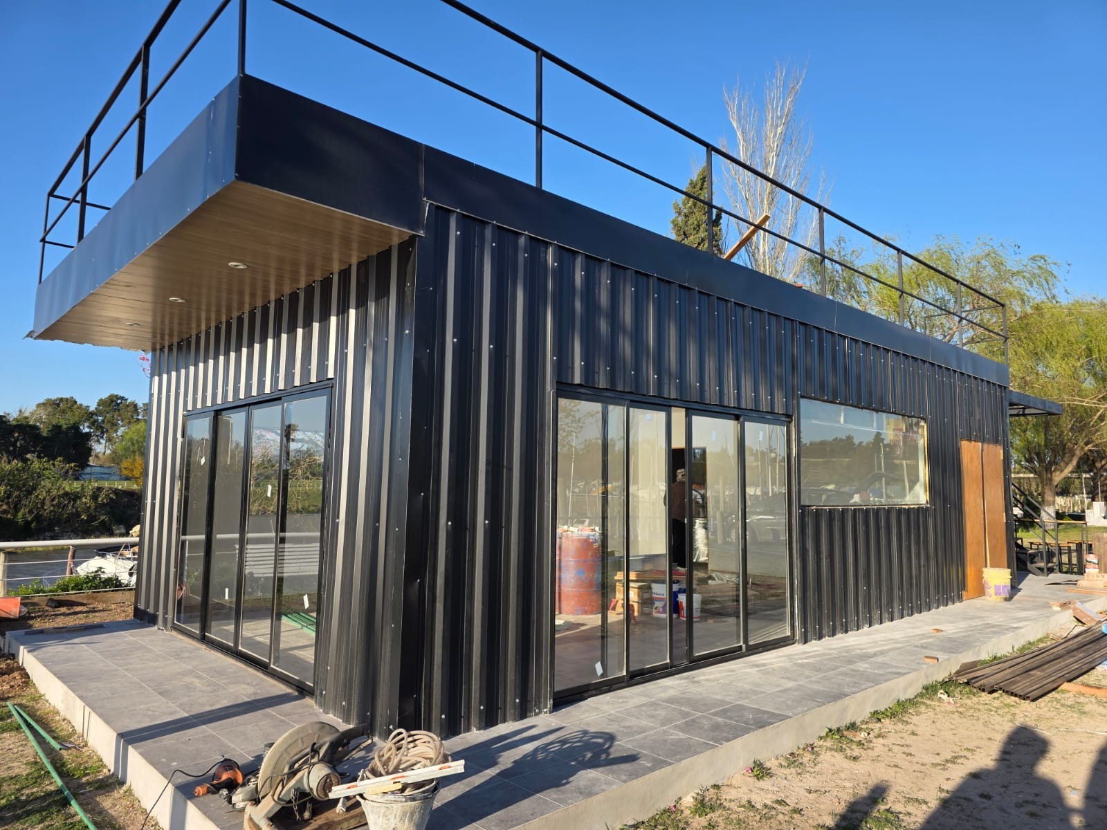 Estructura metálica y terraza — Obra terminada
