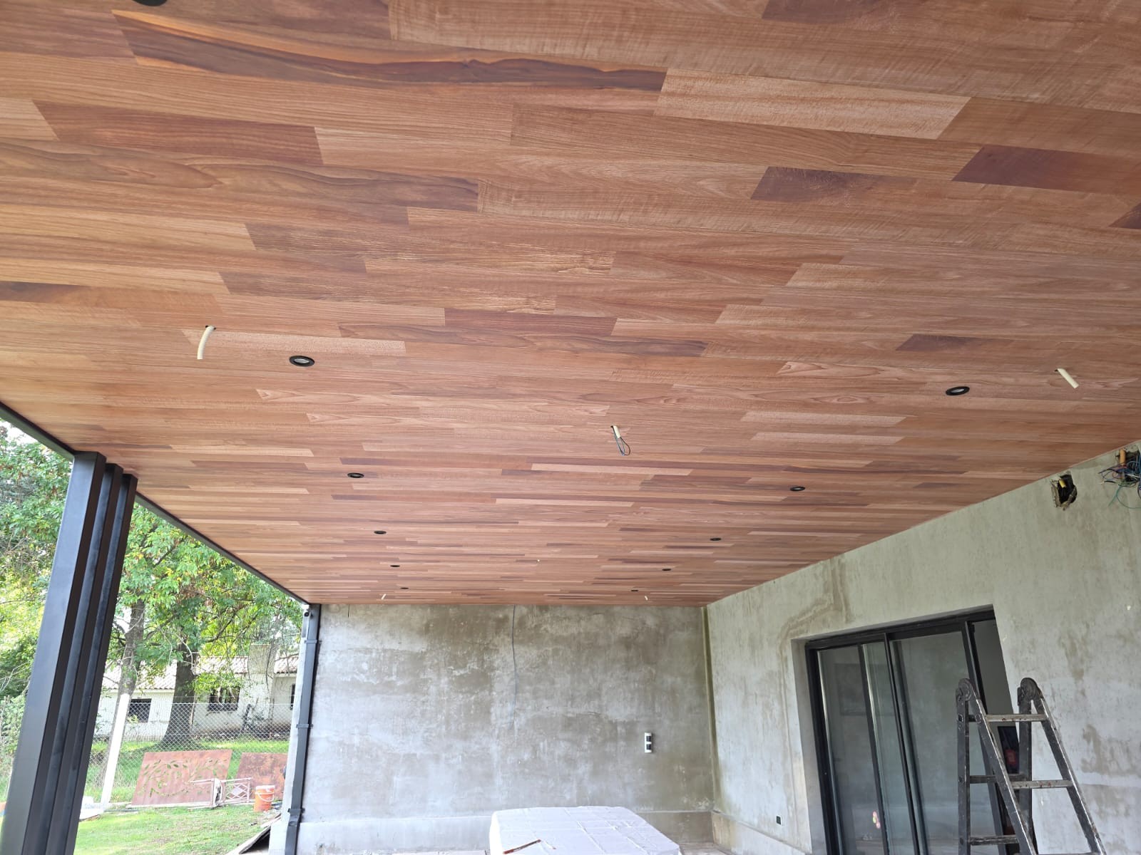 Galería con cielorraso de madera — Obra terminada