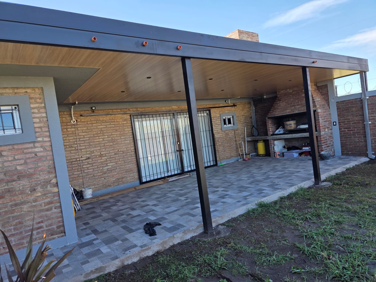 Galería con cielorraso de madera — Obra terminada