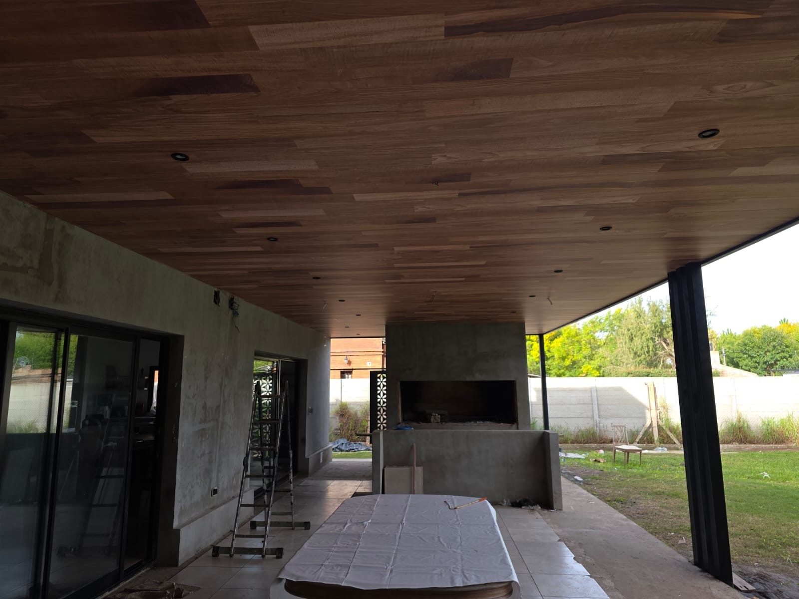 Galería con cielorraso de madera — Obra terminada