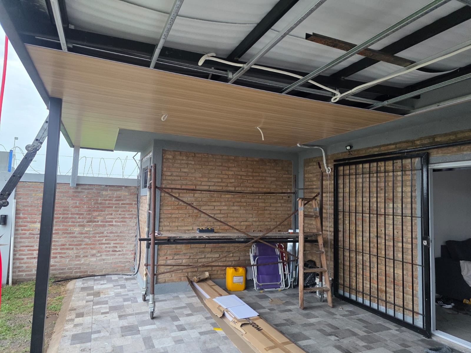 Galería con cielorraso de madera — Proceso de obra